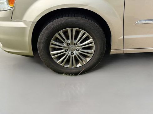 Used 2014 Chrysler Town & Country Touring-L FWD image 15