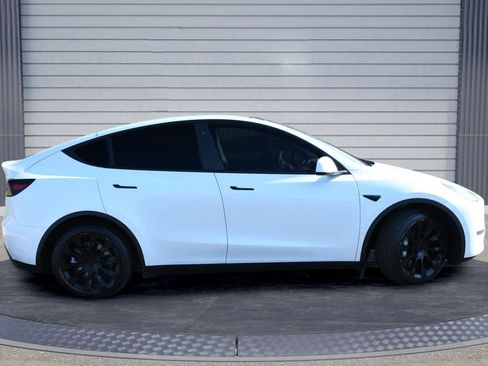 Used 2021 Tesla Model Y Long Range image 3