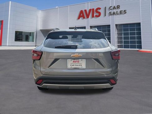 Used 2025 Chevrolet Trax LT w/ LT Convenience Package FWD image 7