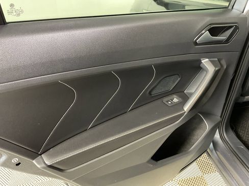 Used 2023 Volkswagen Tiguan SE w/ Panoramic Sunroof Package FWD image 19