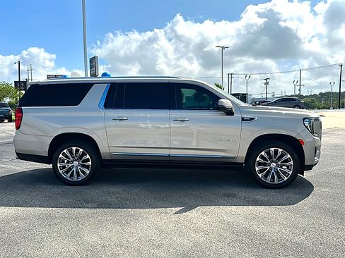 Used 2021 GMC Yukon XL Denali w/ Denali Premium Package RWD image 9