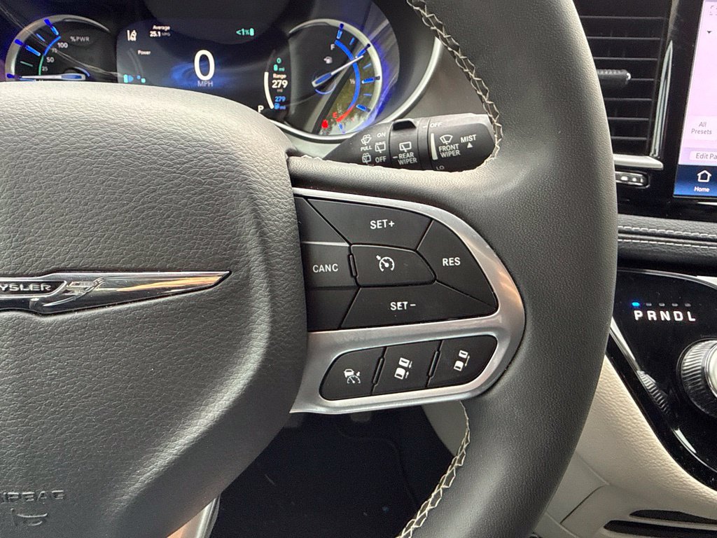 Used 2023 Chrysler Pacifica Touring-L FWD image 20