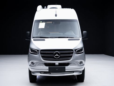 Used 2022 Mercedes-Benz Sprinter 144 Cargo image 6