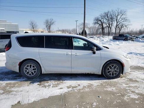 Used 2024 Chrysler Pacifica Touring-L image 11