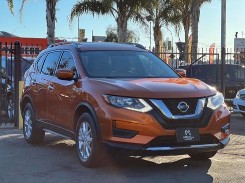 Used 2017 Nissan Rogue SV image 1