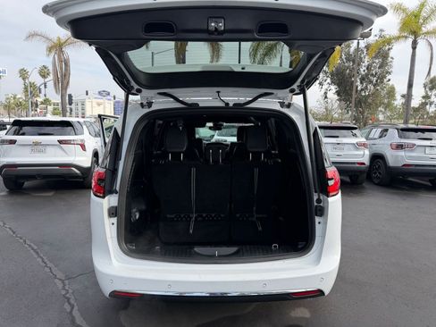 Used 2025 Chrysler Pacifica Select image 34