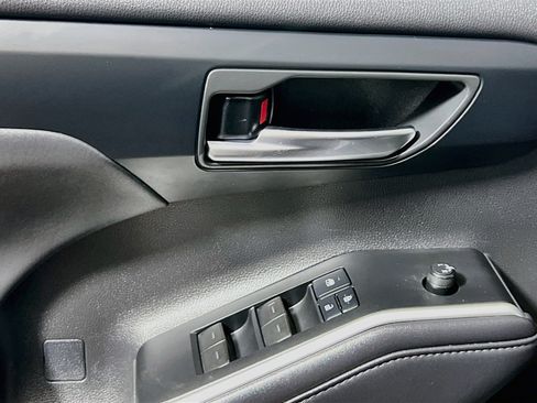 Used 2021 Toyota Highlander XLE FWD image 16