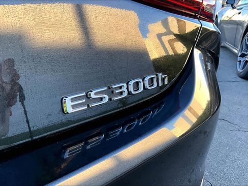 Used 2024 Lexus ES 300h w/ Premium Package image 10