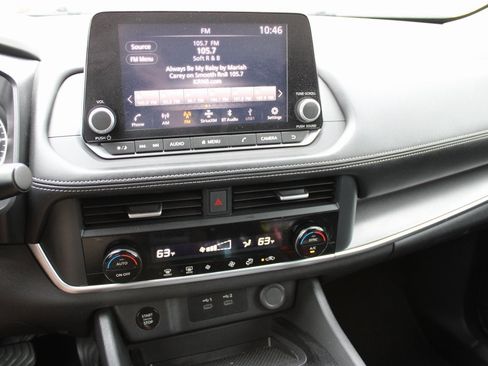 Used 2024 Nissan Rogue SV image 6