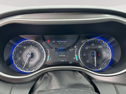 Used 2023 Chrysler Pacifica Touring-L FWD image 14