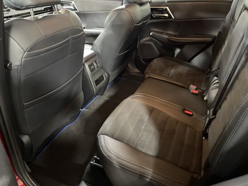 Used 2024 Mitsubishi Outlander SE image 11