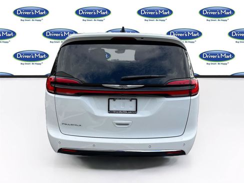 Used 2023 Chrysler Pacifica Touring-L FWD image 6