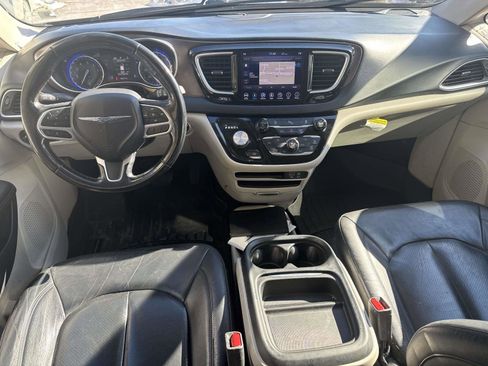Used 2019 Chrysler Pacifica Touring-L image 15