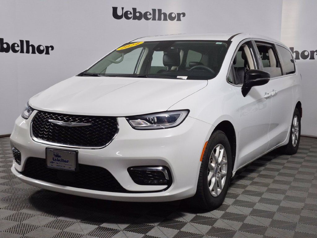 Used 2024 Chrysler Pacifica Touring-L FWD image 3