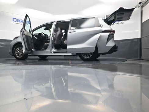 Used 2024 Toyota Sienna LE image 48
