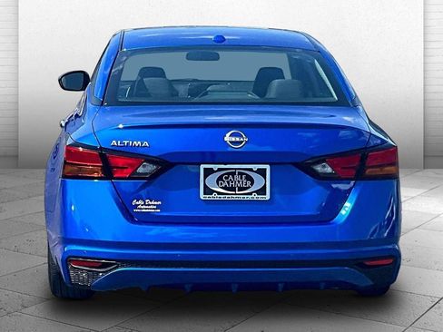 Used 2025 Nissan Altima 2.5 SV FWD image 3