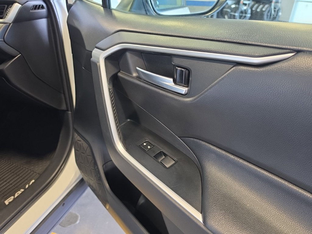 Used 2021 Toyota RAV4 XLE AWD/4WD image 33