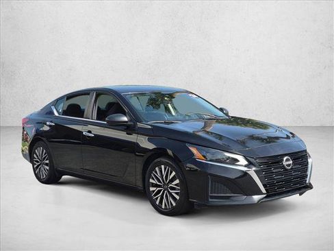 Used 2024 Nissan Altima 2.5 SV FWD image 3