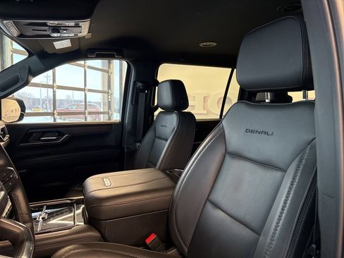 Used 2025 GMC Yukon XL Denali image 10