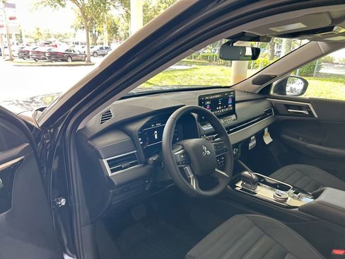 New 2025 Mitsubishi Outlander SE image 6