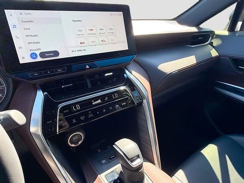 Used 2023 Toyota Venza XLE image 27