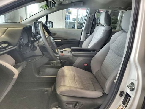 Used 2024 Toyota Sienna LE image 12