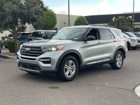 Used 2022 Ford Explorer XLT w/ Equipment Group 202A AWD/4WD image 2