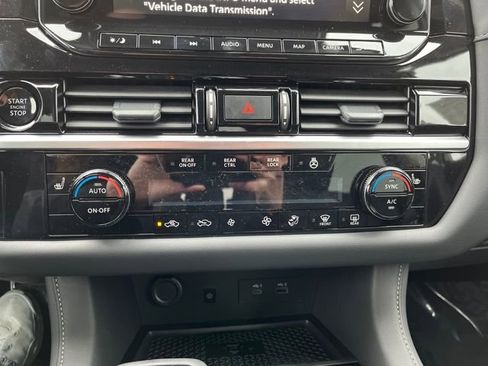 New 2025 Nissan Pathfinder SL w/ Black Appearance Package image 15