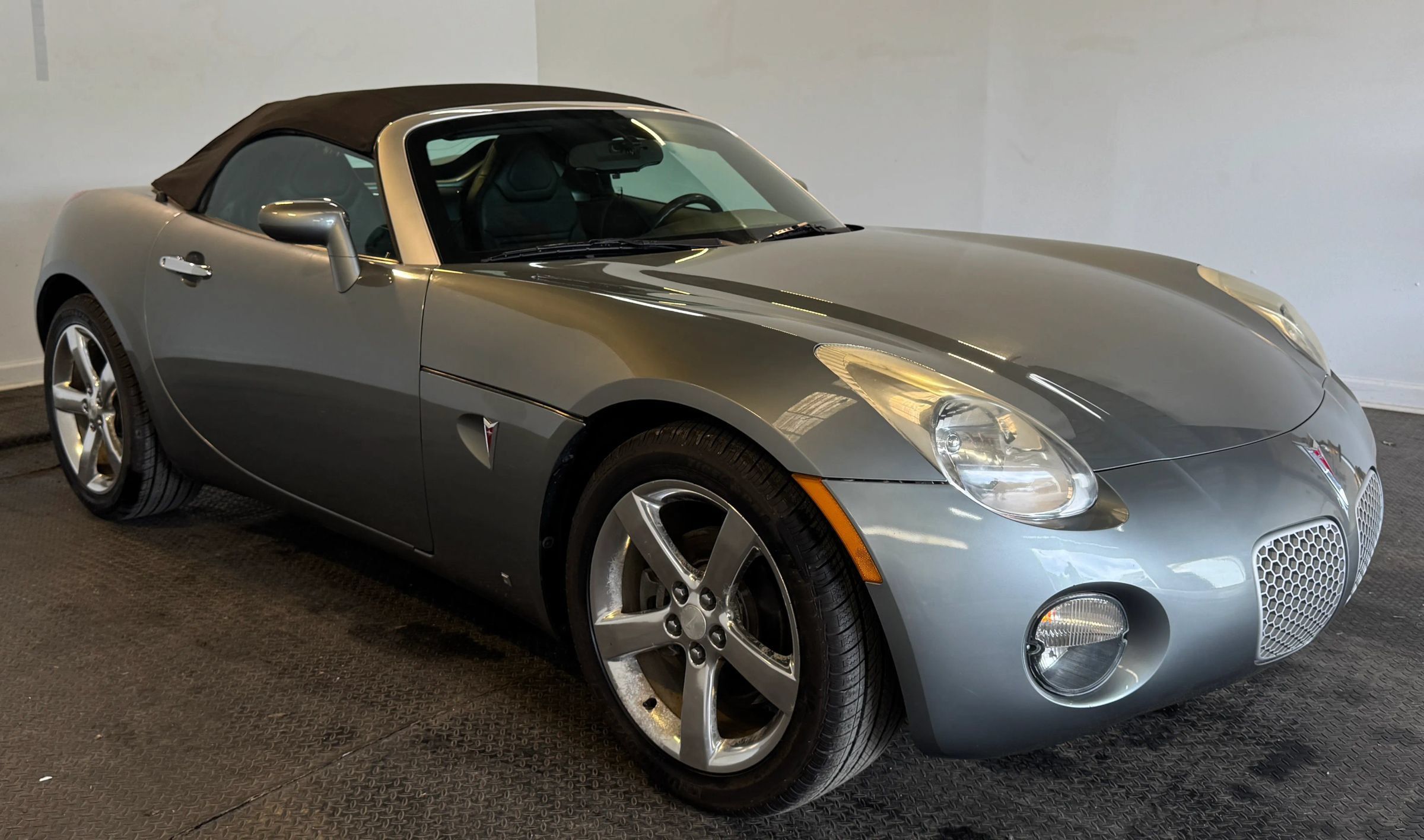 Used 2007 Pontiac Solstice Convertible w/ Premium Package RWD image 2