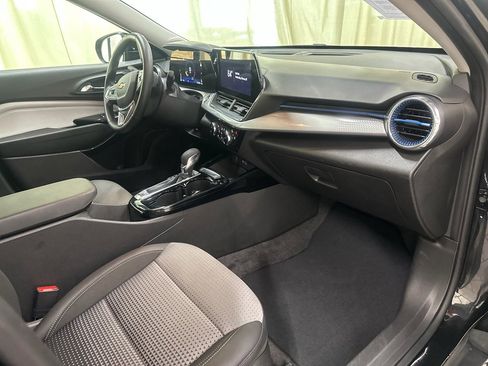 Certified 2025 Chevrolet Trax LT w/ LT Convenience Package image 24