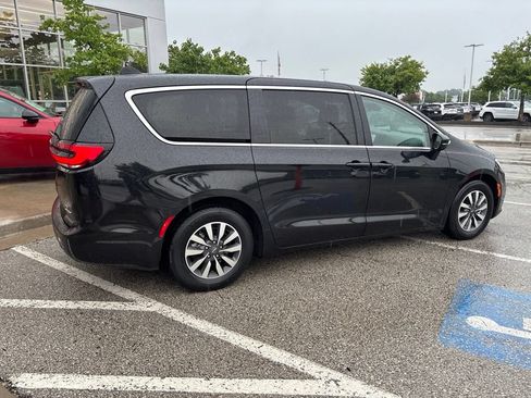 Used 2023 Chrysler Pacifica Touring-L FWD image 27