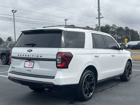 Used 2023 Ford Expedition Limited image 3