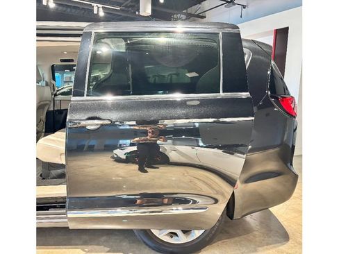 Used 2017 Chrysler Pacifica Touring-L w/ Tire & Wheel Group image 7