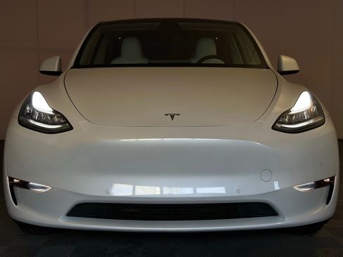 Used 2022 Tesla Model Y Long Range image 22