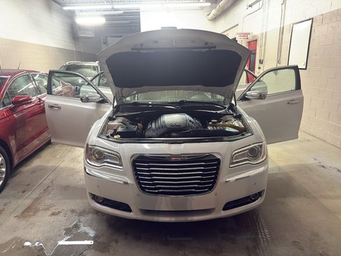 Used 2014 Chrysler 300 C w/ Harman/Kardon Audio Group AWD/4WD image 8
