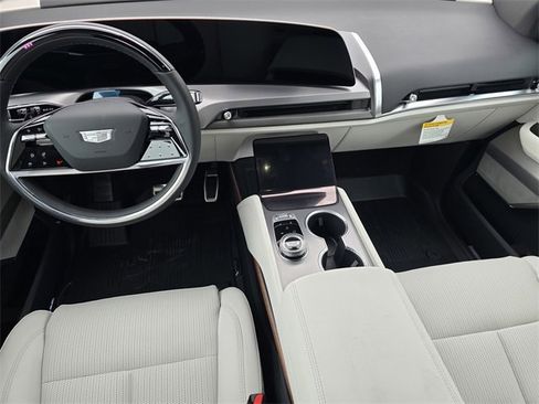 New 2026 Cadillac Vistiq Sport w/ LPO, Floor Liner Package image 15