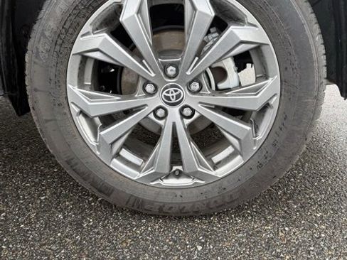 Used 2023 Toyota RAV4 XLE Premium image 12