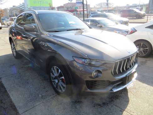 Used 2018 Maserati Levante GranLusso image 3