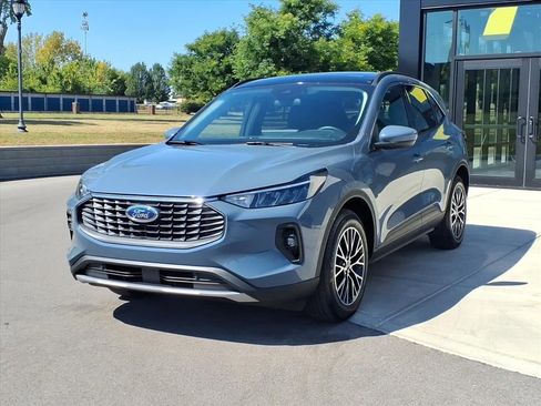 Used 2023 Ford Escape SE image 3