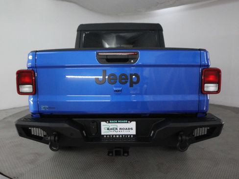 Used 2023 Jeep Gladiator Sport AWD/4WD image 8
