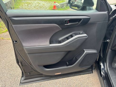 Used 2025 Toyota Highlander LE FWD image 18