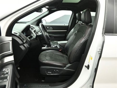 Certified 2018 Ford Explorer XLT w/ Equipment Group 202A image 10