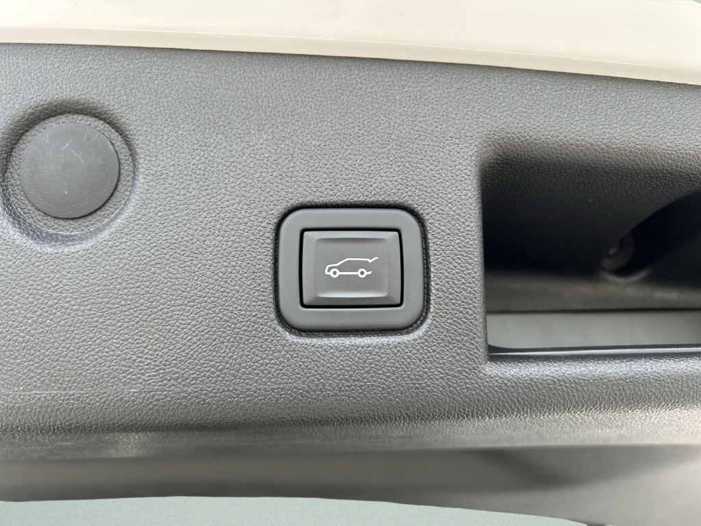 Used 2023 Chevrolet Equinox RS w/ RS Leather Package FWD image 16