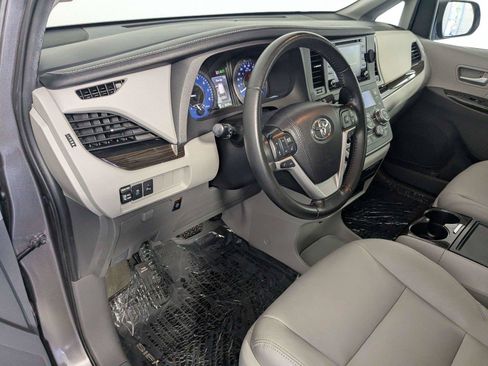 Used 2020 Toyota Sienna XLE w/ XLE Navigation Package FWD image 14