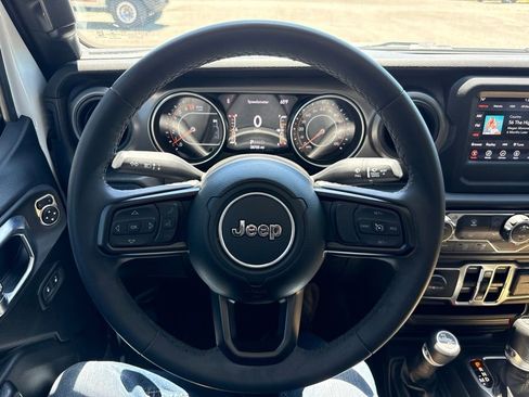 Used 2023 Jeep Gladiator Sport AWD/4WD image 11