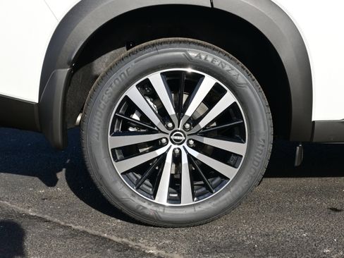 New 2025 Nissan Pathfinder Platinum image 9