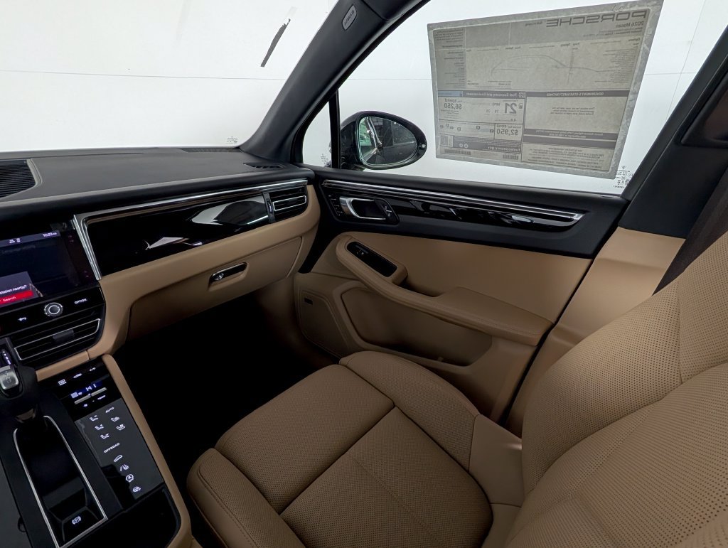 Certified 2026 Porsche Macan AWD/4WD image 23