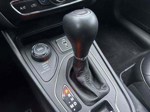 Used 2019 Jeep Cherokee Latitude Plus w/ Comfort/Convenience Group image 26