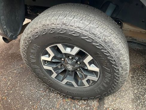 Used 2022 Toyota Tacoma TRD Off-Road image 10