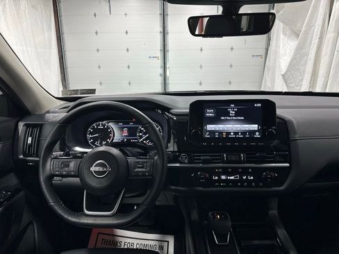 Used 2024 Nissan Pathfinder SL AWD/4WD image 15